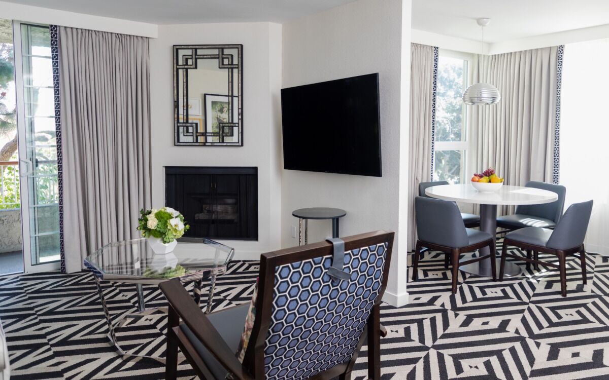 Decompress and Destress at an Elegant Suite with a Swimming Pool, Three Units!