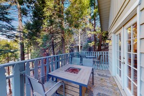 Outdoor dining - Tree-surrounded retreat w/ balcony, patio, fireplace, Lake access, washer/dryer (Lake Arrowhead)