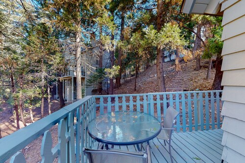 Tree-surrounded retreat w/ balcony, patio, fireplace, Lake access, washer/dryer