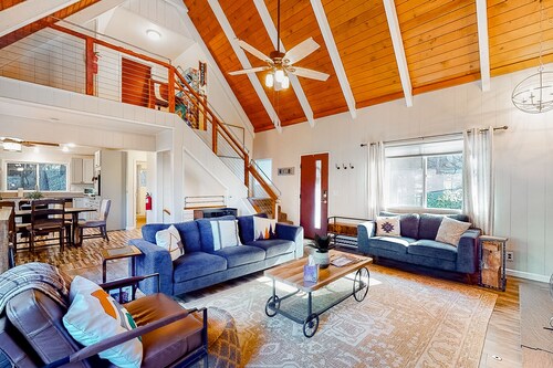 Tree-surrounded retreat w/ balcony, patio, fireplace, Lake access, washer/dryer