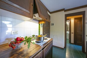 Familienapartment, Mehrere Betten, Bergseite (Grange Hike & Ski - 18C Sestriere) | Eigene Küche | Kühlschrank, Mikrowelle, Herdplatte, Espressomaschine
