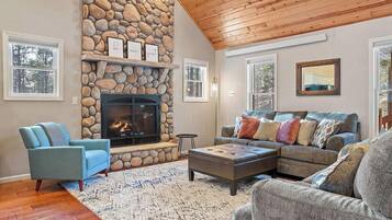 TV connectée, cheminée, jeux vidéo, table de tennis de table