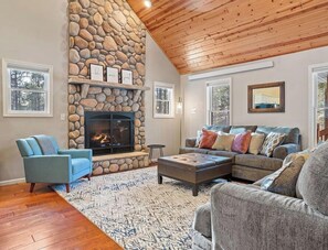 TV connectée, cheminée, jeux vidéo, table de tennis de table