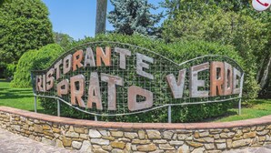 A sign with the words "RESTAURANTE VERDE" in a curved metal frame, surrounded by a stone wall and greenery. - House Girasole in the country with Pool, garden and spectacular sea view  (Toscana)