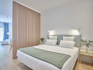 Deluxe Suite | Premium bedding, down comforters, memory foam beds - Paseo Suites Hotel (Madrid)