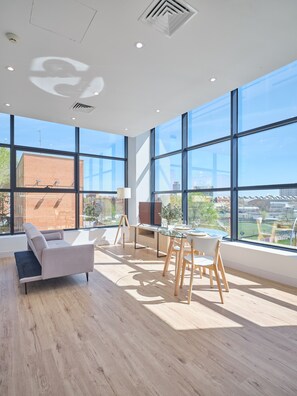 Suíte empresarial | Área de estar | Smart TV 43 polegadas com canais a cabo, TV