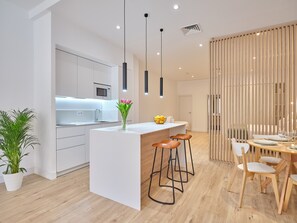 Family Suite | Private kitchen | Full-size fridge, microwave, stovetop, dishwasher - Paseo Suites Hotel (Madrid)