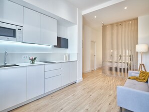 Großer Kühlschrank, Mikrowelle, Herdplatte, Geschirrspüler