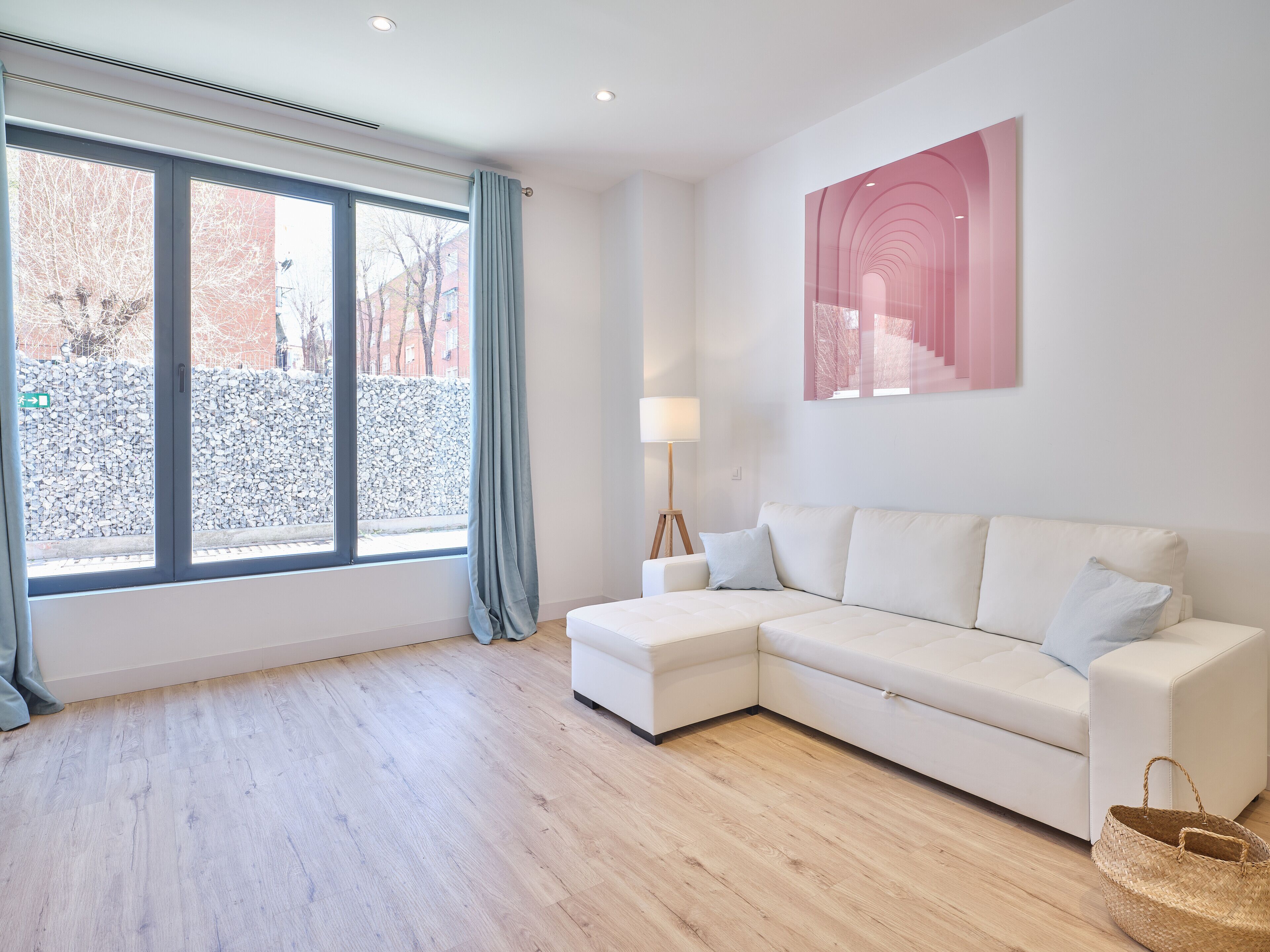 Executive appartement | Woonruimte | Een 43-inch smart-tv met kabelzenders en een televisie