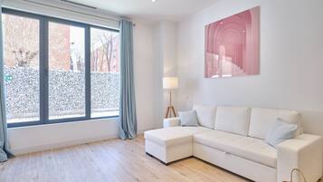 Executive appartement | Woonruimte | Een 43-inch smart-tv met kabelzenders en een televisie