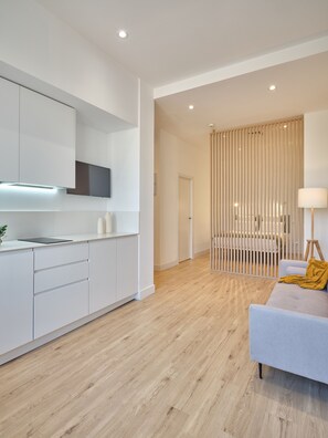 Standard-Studiosuite | Eigene Küche | Großer Kühlschrank, Mikrowelle, Herdplatte, Geschirrspüler