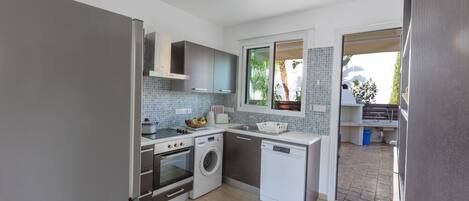 Frigorifero, microonde, forno, piano cottura