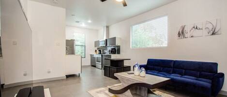 Smart TV, pebolim, mesa de pingue-pongue, aparelho de som