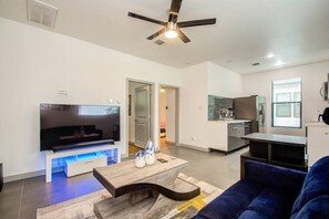 Smart-TV, Tischfußball, Tischtennisplatte, Stereoanlage