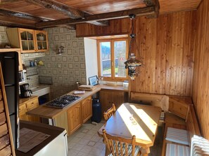 Refrigerador, microondas, parrilla de estufa y cafetera y tetera 