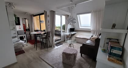 Cozy lake view apartment for two!