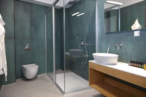 Doccia, asciugacapelli, asciugamani, sapone