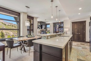 Microondas, parrilla de estufa, lavavajillas y cafetera y tetera 