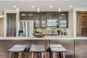 Microondas, parrilla de estufa, lavavajillas y cafetera y tetera 