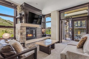 Televisión y chimenea 