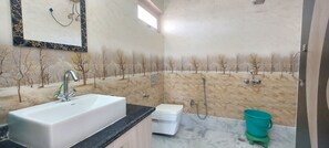 Shower, towels, soap, shampoo - LakeBreeze By Sunrise (Nainital)
