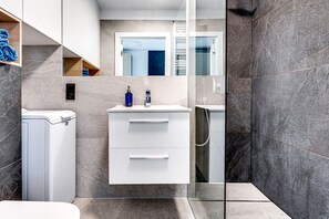 Dusche, Haartrockner, Handtücher, Seife