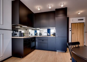 Kühlschrank, Ofen, Geschirrspüler, Wasserkocher mit Kaffee-/Teezubehör