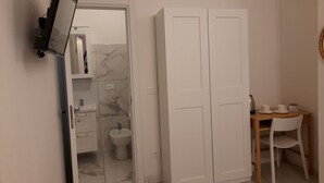 Een badkamer met toilet, bidet en wastafel.