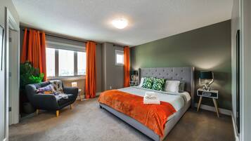 3 slaapkamers, een bureau, een strijkplank/strijkijzer, reisbedje