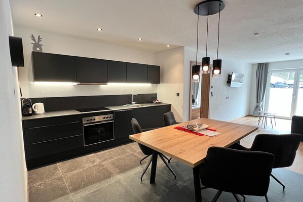 Fridge, oven, stovetop, dishwasher