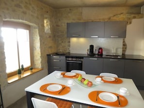 Køleskab, ovn, opvaskemaskine, køkkentøj/tallerkener/redskaber