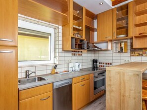 ثلاجة، ميكروويف، فرن، غسالة أطباق