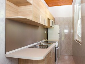 Frigorifero, microonde, forno, pentole/stoviglie/utensili
