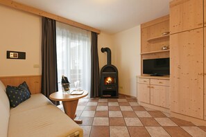 Een televisie en een open haard