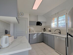 Kjøleskap, mikrobølgeovn, ovn og oppvaskmaskin