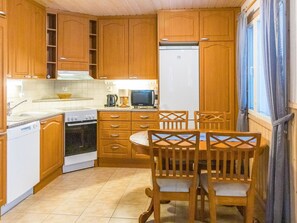 Kylskåp, mikrovågsugn, diskmaskin och grytor/köksredskap