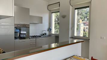 Frigorifero, forno, piano cottura, lavastoviglie