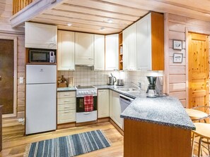 Kylskåp, mikrovågsugn, diskmaskin och barnstol