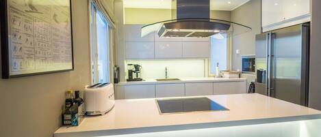 Refrigerador, microondas, lavavajillas y periquera