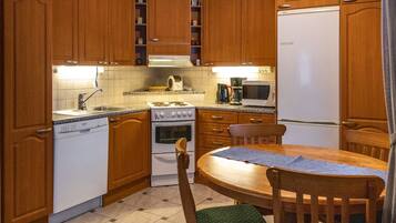 Fridge, microwave, dishwasher, cookware/dishes/utensils