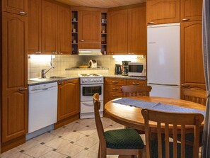 Fridge, microwave, dishwasher, cookware/dishes/utensils