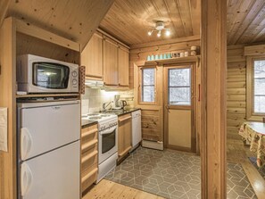 Kühlschrank, Mikrowelle, Geschirrspüler, Kochgeschirr/Geschirr/Besteck