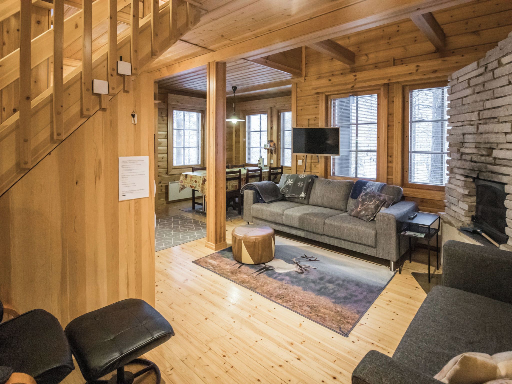 Un intérieur en bois avec un canapé, une table et une cheminée.