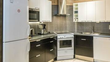 Een koelkast, een microgolfoven, een vaatwasser