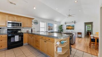 Frigorifero, forno, piano cottura, lavastoviglie