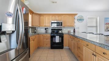 Frigorifero, forno, piano cottura, lavastoviglie