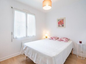3 bedrooms, iron/ironing board, free internet