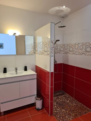 Dusche, Haartrockner, Handtücher, Seife
