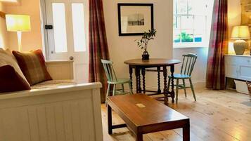 Apartment, 1 Queen Bed | Dining