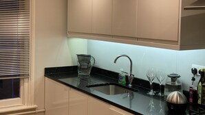 アパートメント クイーンベッド 1 台 | 専用キッチン | 冷蔵庫、電子レンジ、オーブン、コンロ